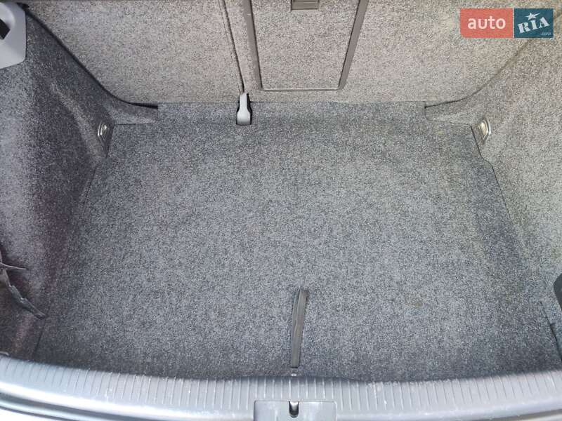 Хэтчбек Volkswagen Golf 2004 в Нововолынске