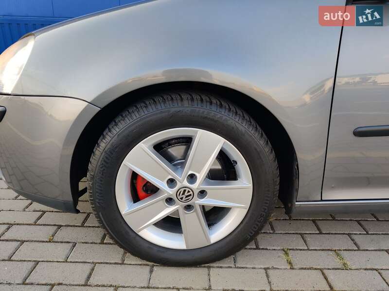 Хэтчбек Volkswagen Golf 2004 в Нововолынске