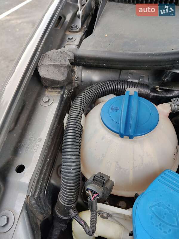 Хэтчбек Volkswagen Golf 2004 в Нововолынске