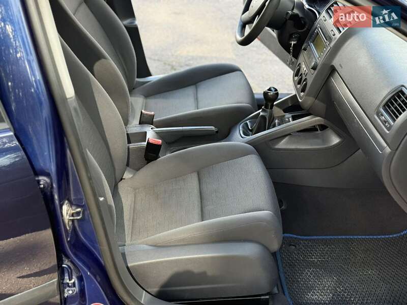 Хэтчбек Volkswagen Golf 2004 в Виннице