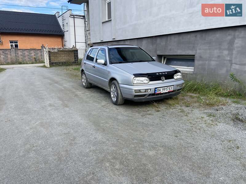 Хэтчбек Volkswagen Golf 1996 в Ровно