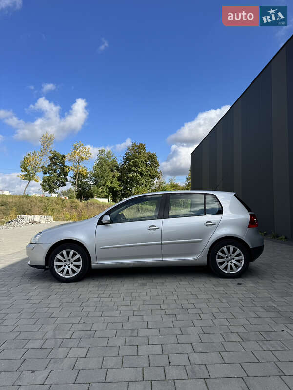 Хетчбек Volkswagen Golf 2005 в Хмельницькому