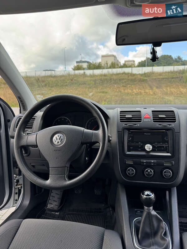 Хетчбек Volkswagen Golf 2005 в Хмельницькому