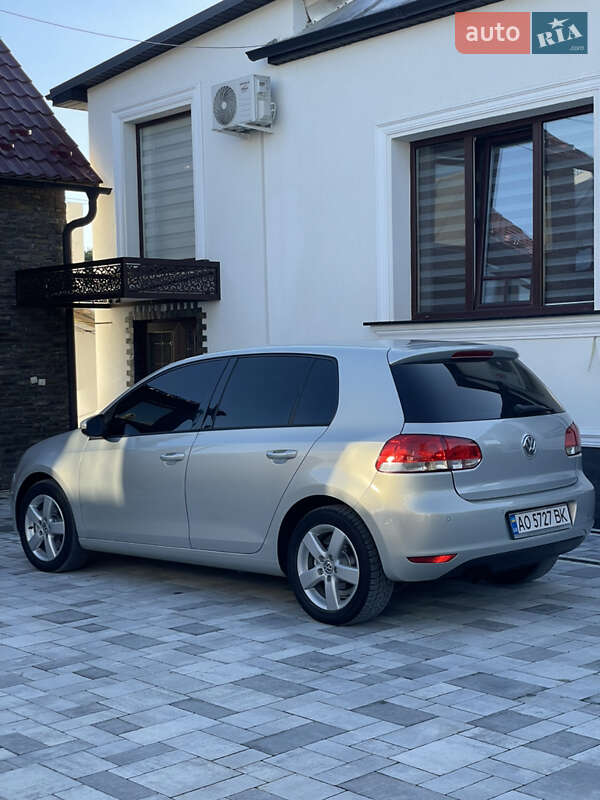 Хэтчбек Volkswagen Golf 2010 в Виноградове