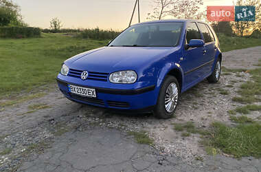 Хэтчбек Volkswagen Golf 2001 в Остроге