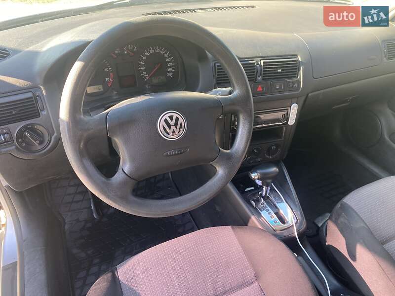 Хэтчбек Volkswagen Golf 2001 в Ватутино