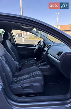 Хэтчбек Volkswagen Golf 2009 в 