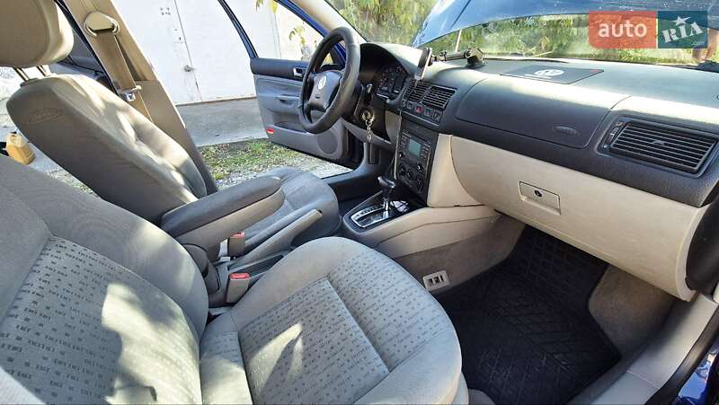 Хетчбек Volkswagen Golf 2002 в Звягелі