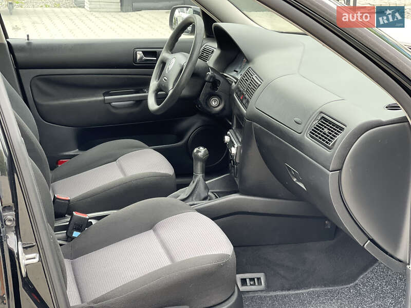 Хетчбек Volkswagen Golf 2001 в Чернівцях