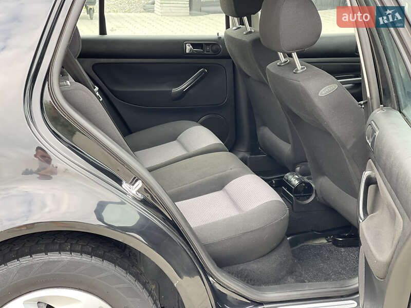 Хетчбек Volkswagen Golf 2001 в Чернівцях