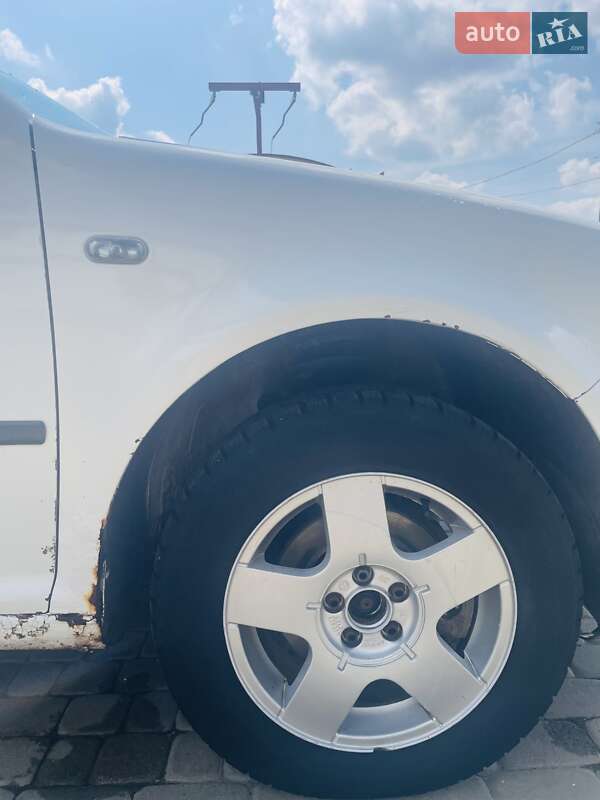 Хетчбек Volkswagen Golf 1998 в Мукачевому