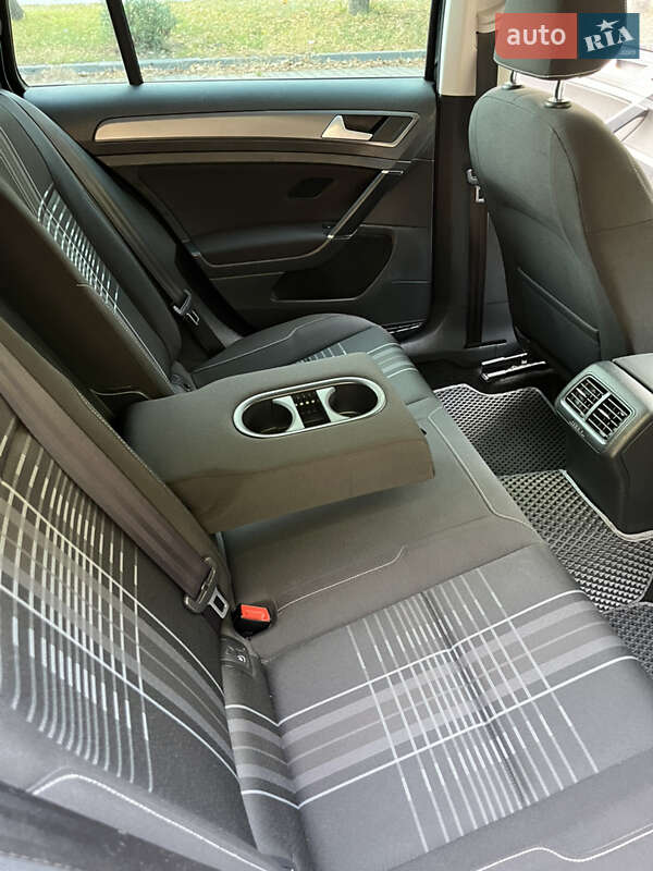 Универсал Volkswagen Golf 2016 в Полтаве