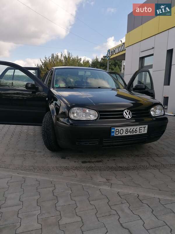 Хетчбек Volkswagen Golf 2000 в Микулинцях
