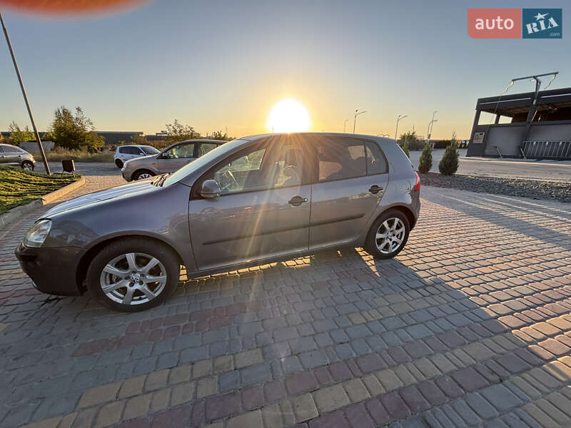 Хэтчбек Volkswagen Golf 2004 в Винниках