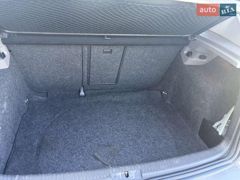 Хэтчбек Volkswagen Golf 2004 в Винниках