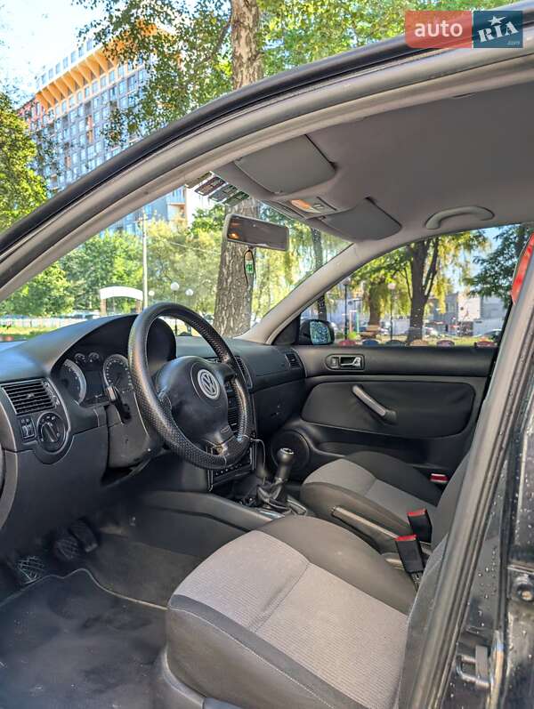 Хетчбек Volkswagen Golf 2002 в Києві