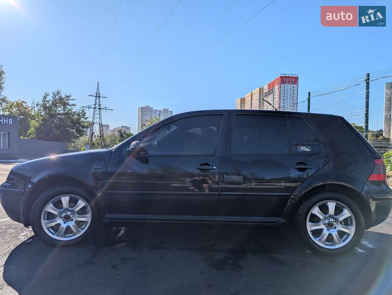 Хетчбек Volkswagen Golf 2002 в Києві