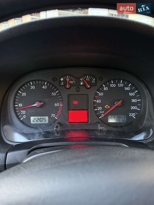 Хетчбек Volkswagen Golf 2001 в Житомирі