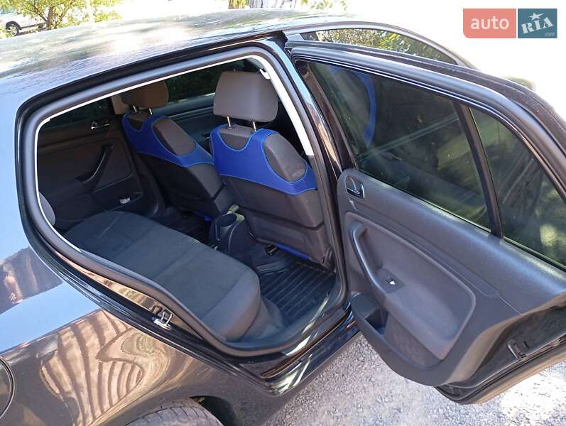 Хетчбек Volkswagen Golf 2004 в Подільську