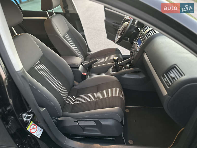 Хетчбек Volkswagen Golf 2009 в Києві