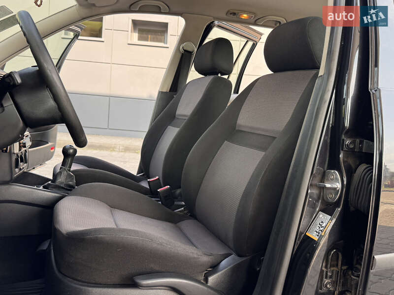 Універсал Volkswagen Golf 2001 в Дрогобичі