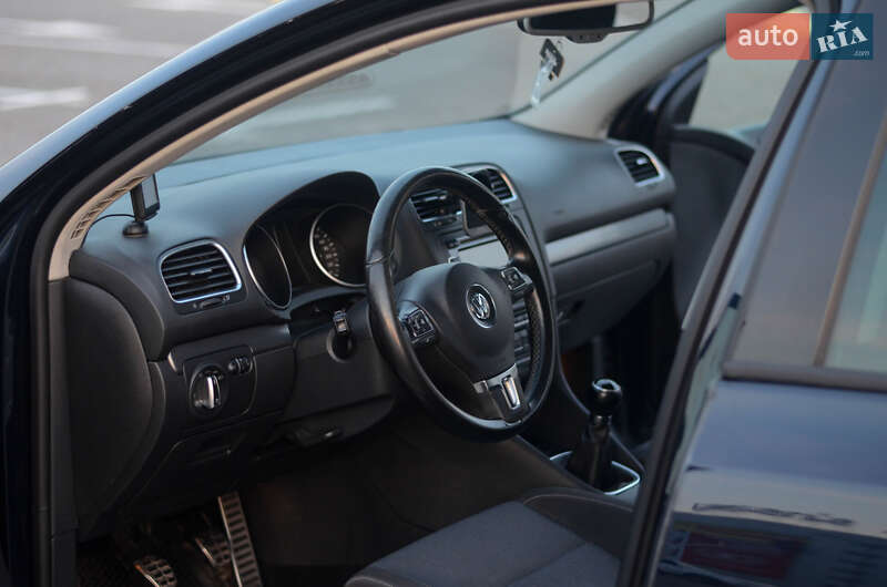 Хэтчбек Volkswagen Golf 2011 в Черновцах