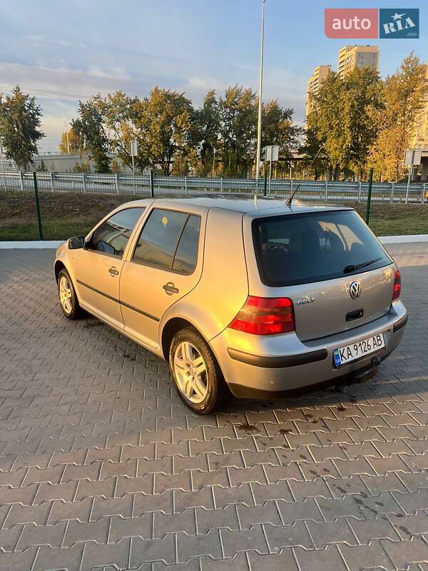 Хэтчбек Volkswagen Golf 2002 в Киеве