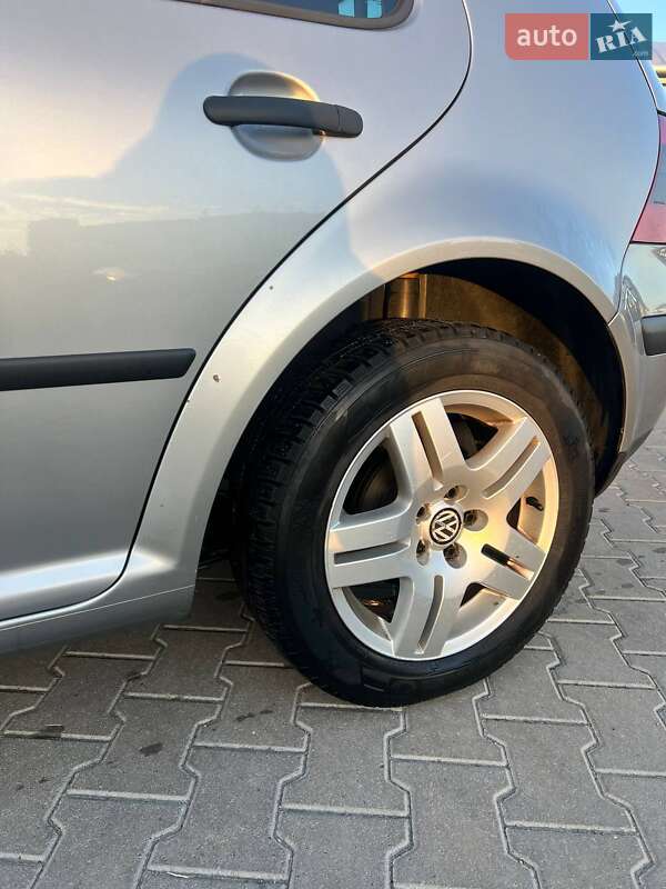 Хэтчбек Volkswagen Golf 2002 в Киеве