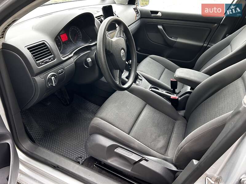 Хетчбек Volkswagen Golf 2005 в Львові