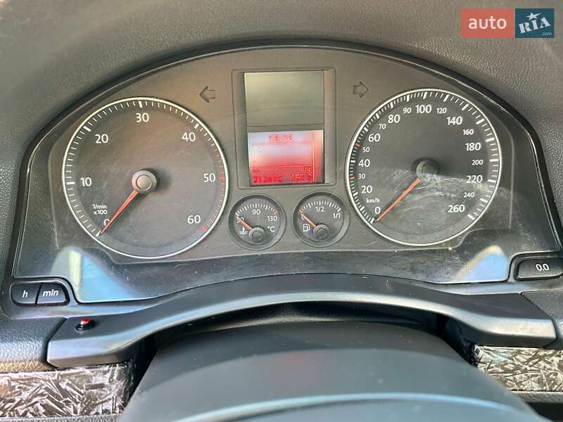 Хэтчбек Volkswagen Golf 2004 в Доброславе