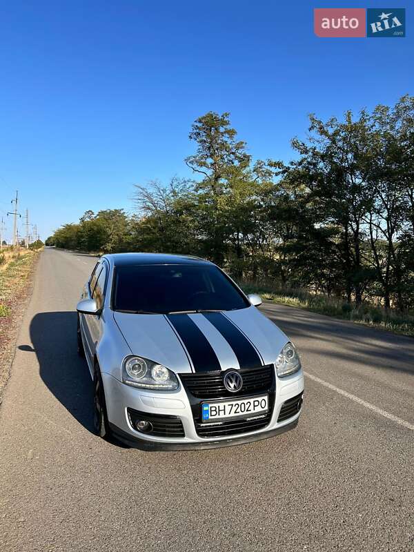 Хэтчбек Volkswagen Golf 2004 в Доброславе