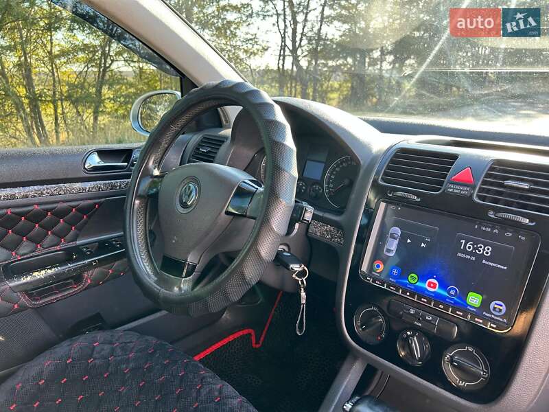 Хэтчбек Volkswagen Golf 2004 в Доброславе