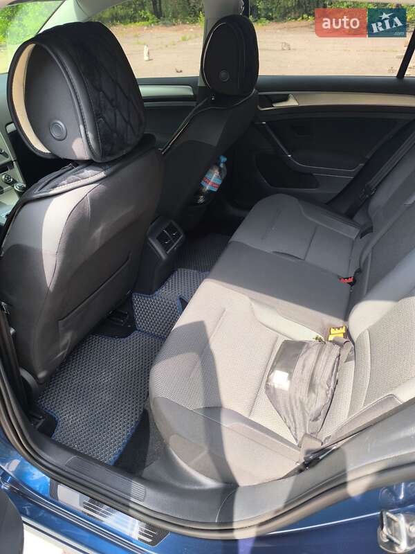 Хэтчбек Volkswagen Golf 2015 в Кременчуге