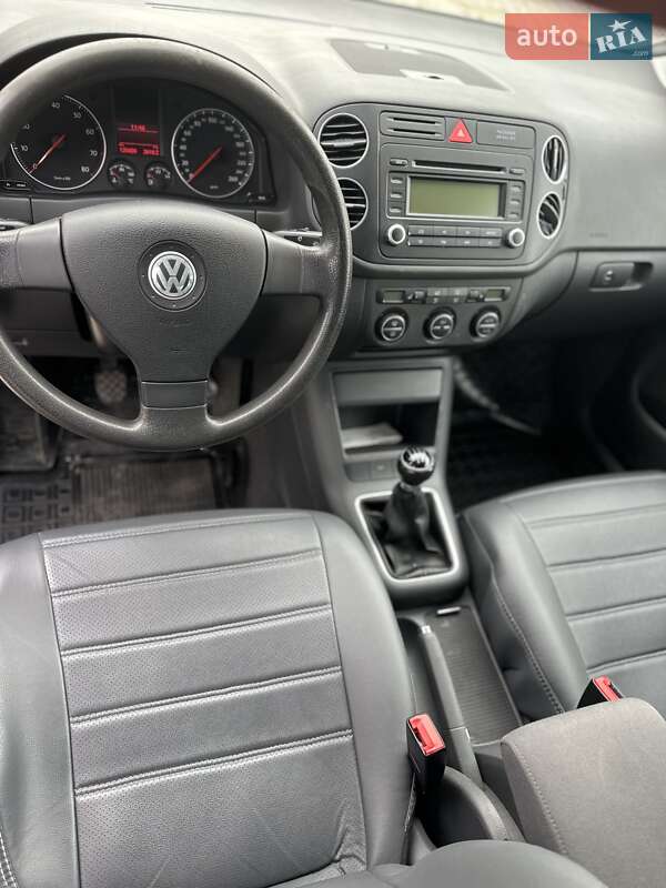 Хетчбек Volkswagen Golf 2005 в Чернівцях
