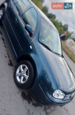 Хетчбек Volkswagen Golf 2002 в Градизьку