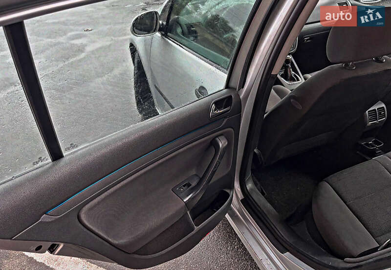 Хетчбек Volkswagen Golf 2004 в Тернополі