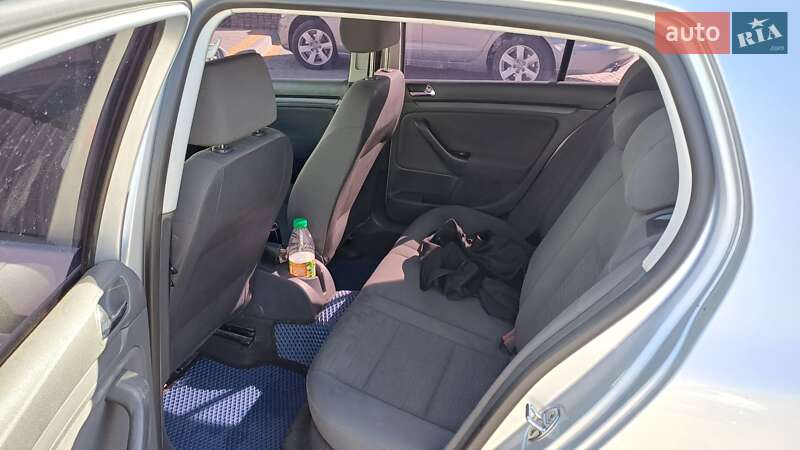 Хетчбек Volkswagen Golf 2005 в Миколаєві