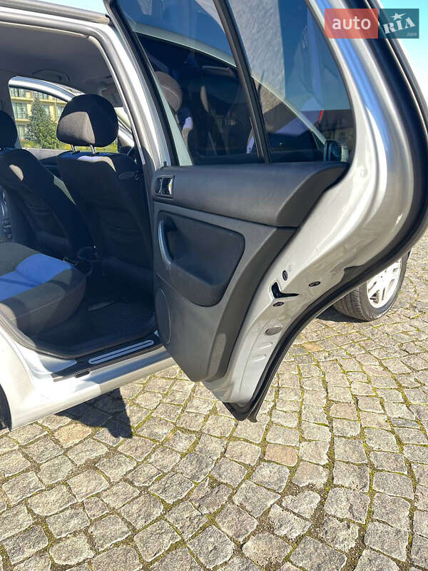 Хетчбек Volkswagen Golf 2000 в Жовкві