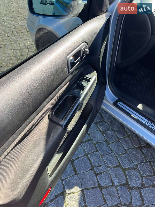 Хетчбек Volkswagen Golf 2000 в Жовкві