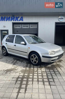 Хетчбек Volkswagen Golf 1998 в Сарнах