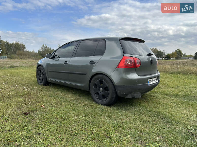 Хетчбек Volkswagen Golf 2004 в На Новій Борові