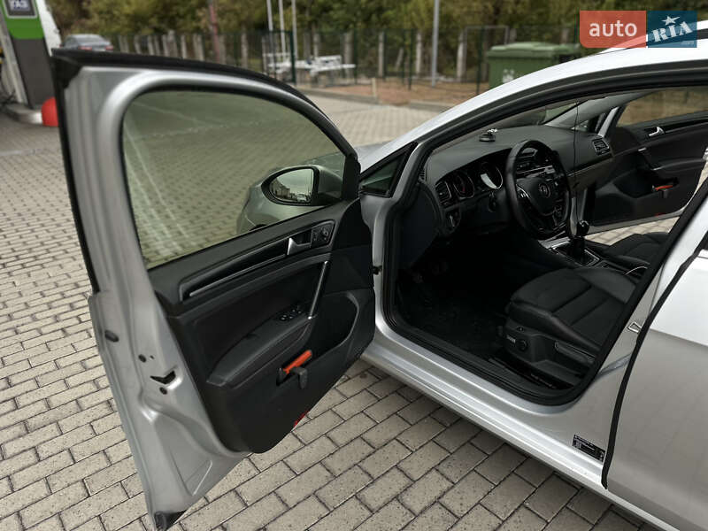 Універсал Volkswagen Golf 2014 в Житомирі