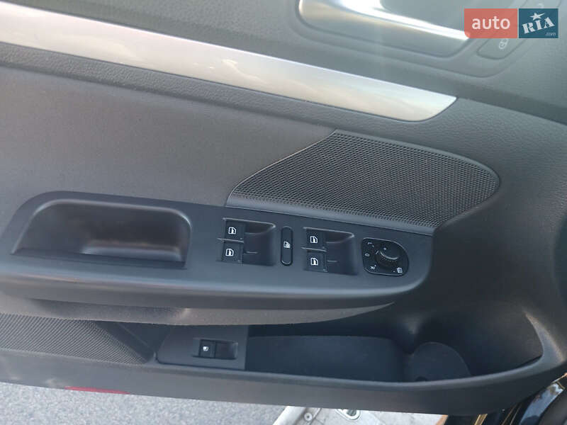 Хетчбек Volkswagen Golf 2009 в Луцьку