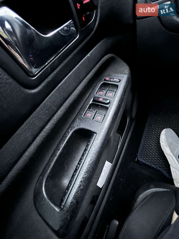 Хетчбек Volkswagen Golf 2003 в Києві