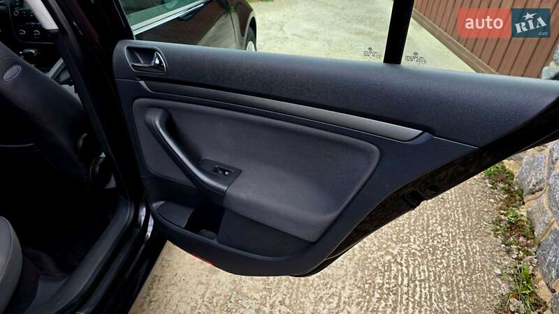 Хэтчбек Volkswagen Golf 2005 в Полтаве