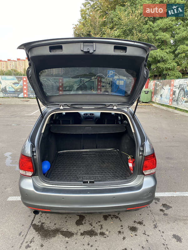 Універсал Volkswagen Golf 2010 в Києві