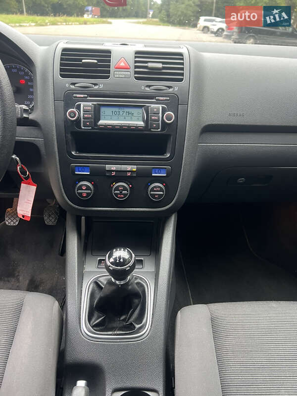 Хетчбек Volkswagen Golf 2008 в Рівному