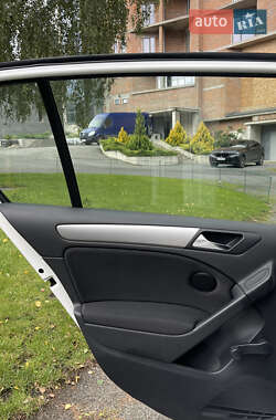 Хэтчбек Volkswagen Golf 2009 в 