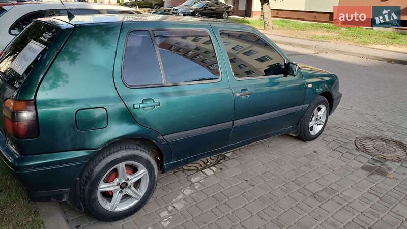 Хэтчбек Volkswagen Golf 1997 в Старичах