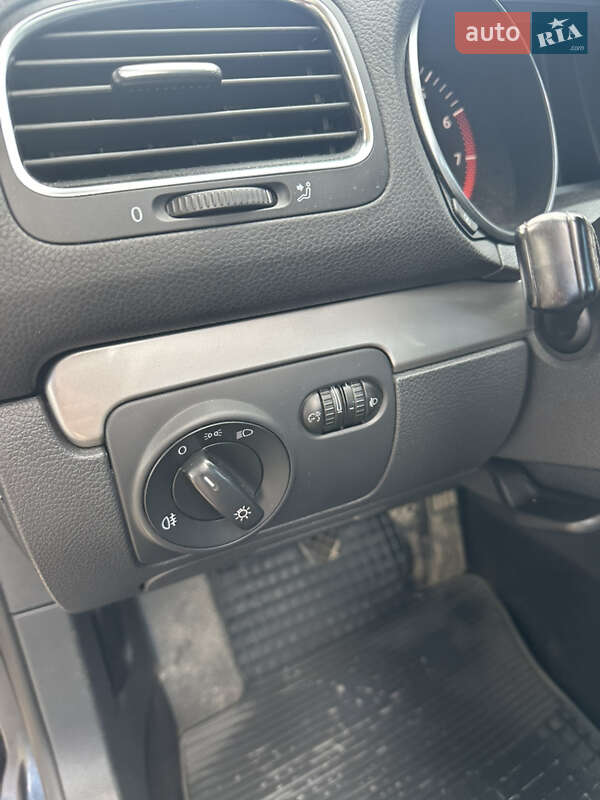 Хэтчбек Volkswagen Golf 2009 в Великой Багачке